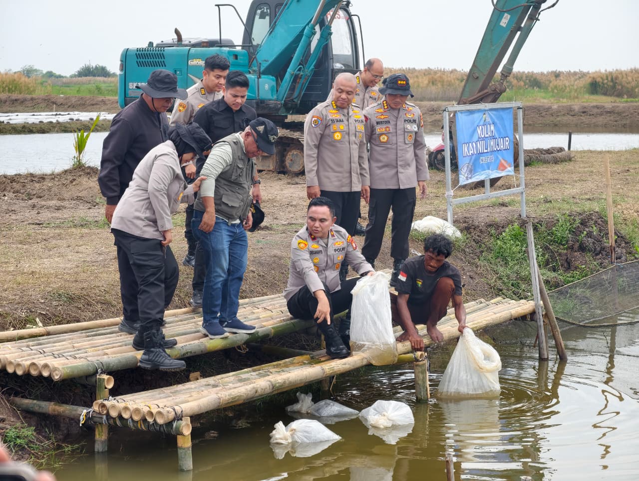 Polda Metro Tebar 37 Ribu Benih Ikan di Muara Gembong, Dukung Ketahanan Pangan